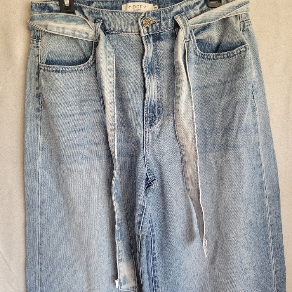Hidden Women’s Distressed Jeans Size 30 Light Wash Classic 32" Wideleg with belt - Picture 3 of 9